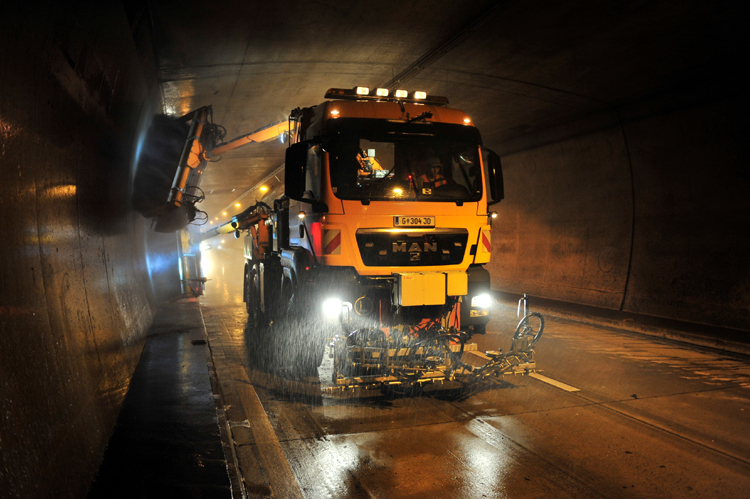 03_Reinigung Autobahntunnel Asfinag Autobahn Österreich