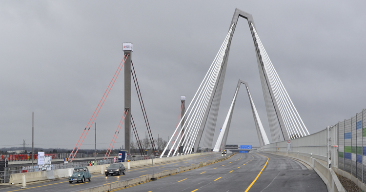 A1 Rheinbrücke Leverkusen Köln Verkehrsfreigabe Erstbefahrer Autobahn Ente Citroen 2CV 24