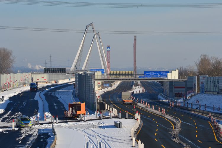 A1 Rheinbrücke Leverkusen Köln Vollsperrung Brückenwechsel Sperranlage Schranken 50