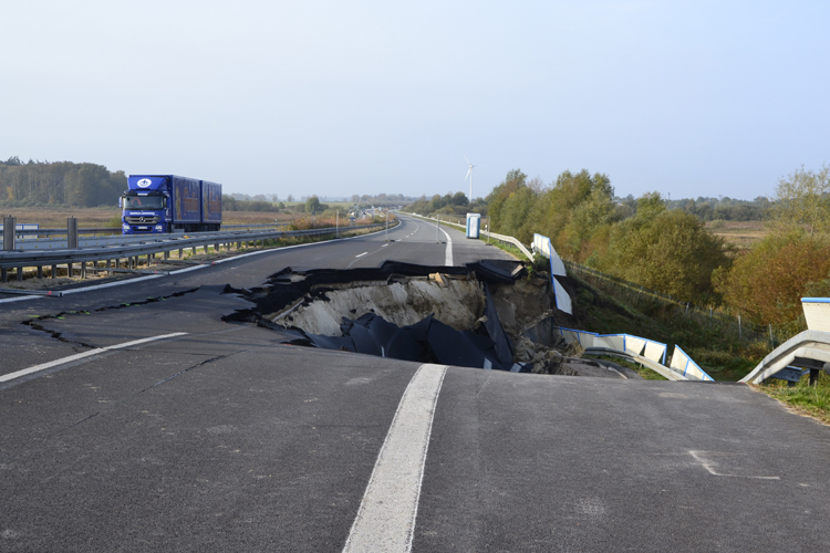 A20 Ostseeautobahn abgesackt Tribsees Straendammrutschung Fahrbahnsenkung 408