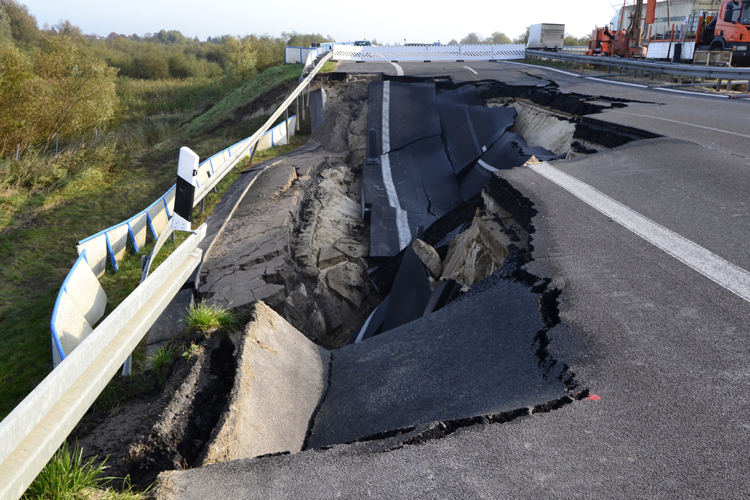 A20 Ostseeautobahn abgesackt Tribsees Straendammrutschung Fahrbahnsenkung 444