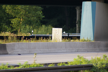 A2 Autobahnkreuz Kilometerstein Berliner Bär Oberhausen 1