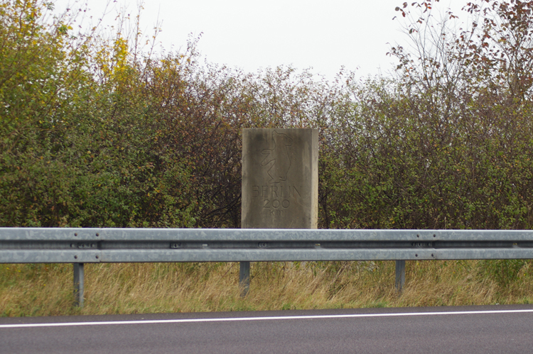 A2 Bundesautobahn Hannover - Helmstedt Kilometerstein Berliner Bär Königslutter