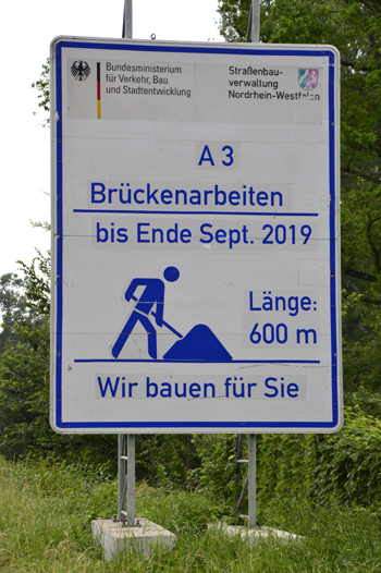 A3 Autobahn Brückenarbeiten Überführung Brückenträger Schwerlastkran Brückenbau Autobahnschild 40