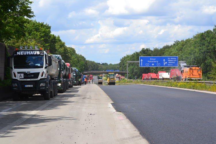 A3 Vollsperrung Bundesautobahn Erneuerung Fahrbahndecke Sanierung Asphalt Duisburg Kaiserberg Wedau Breitscheid 75