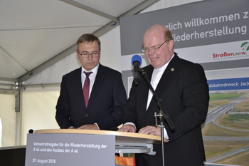 A44n Autobahn Verkehrsfreigabe Regionaldekan Ulrich Clancett und Superintendent Dietrich Denker Autobahnsegnung 55