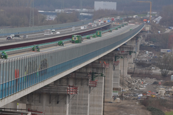 A45 Autobahn Lenntalbrcke Verschub berbau Hilfspfeiler Hagen 85