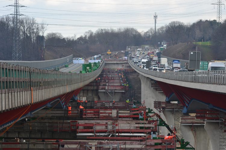 A45 Autobahn Lenntalbrcke Verschub berbau Hilfspfeiler Hagen 91