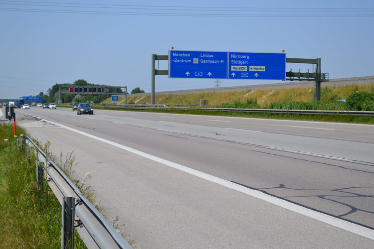 A8 Bundesautobahn Raststätte Hofoldinger Forst Berliner Bär Kilometerstein 4