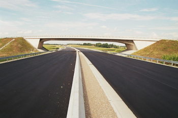 A94 Autobahn Überführung Betongleitwand einfach Trasse Dorfen 38