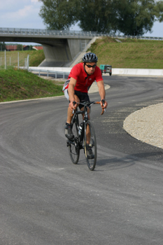 A94 Fahrradfahrer auf der Autobahn Parkplatz PWC 30