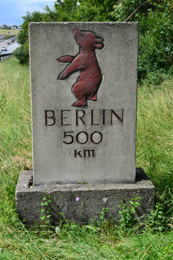 A9 Bundesautobahn Raststätte Köschinger Forst Berliner Bär Kilometerstein 2