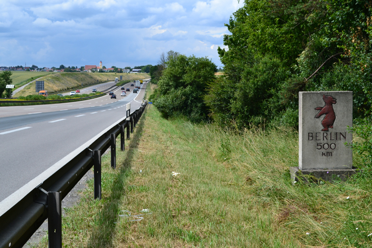 A9 Bundesautobahn Raststätte Köschinger Forst Berliner Bär Kilometerstein 3