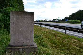 A9 Bundesautobahn Raststätte Köschinger Forst Berliner Bär Kilometerstein 8