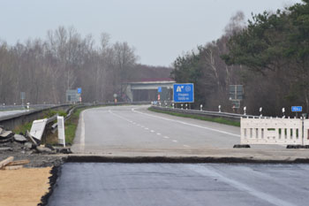 A 27 Bundesautobahn Bremen Cuxhaven Vollsperrung Uthlede Hagen Grabendurchlaß Rohr 02