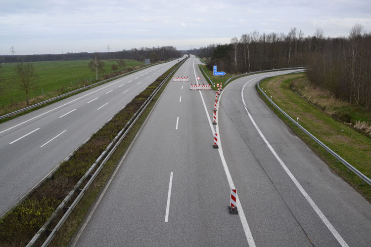 A 27 Bundesautobahn Bremen Cuxhaven Vollsperrung Uthlede Hagen Grabendurchlaß Rohr 25