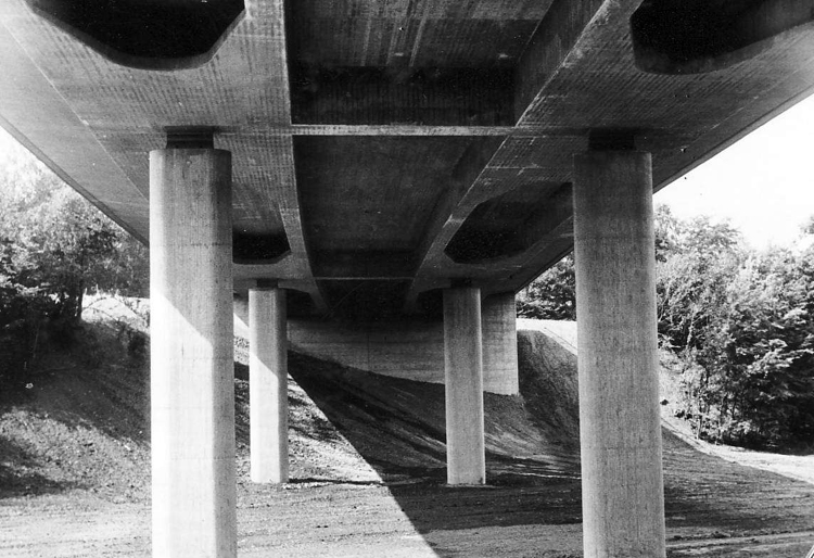 Archiv Straßen.NRW Sudbachtalbrücke Autobahn A 5 Nord B 61 F1966-07-07 Untersicht Süd - Nord