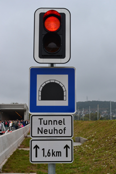 Autobahn A66 Frankfurt - Fulda Verkehrsfreigabe Tunnel Neuhof Autobahnampel 51