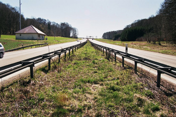 Autobahn A 8  Albaufstieg Mittelstreifen Fahrbahnteilung 30