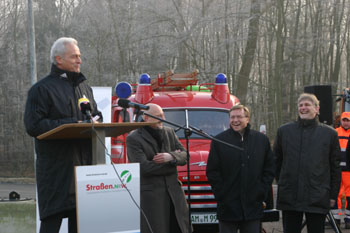 Autobahn BAB 2 Gesamtfreigabe sechstreifiger Ausbau  Minister Ramsauer Voigstberger Winfried Pudenz 70