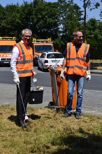 Autobahn Verkehrsminister Al-Wazir sammelt Mll Autobahnparkplatz illegale Mllentsorgung 07