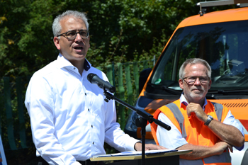 Autobahn Verkehrsminister Al-Wazir sammelt Mll Autobahnparkplatz illegale Mllentsorgung 61