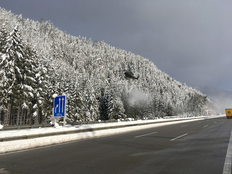 Autobahn Winterdienst Hubschrauber Einsatz 300