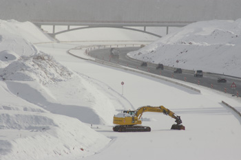 Autobahn im Schnee A3 Spessartaufsteig Weibersbrunn Bundesautobahn Frankfurt Würzburg Nürnberg 25