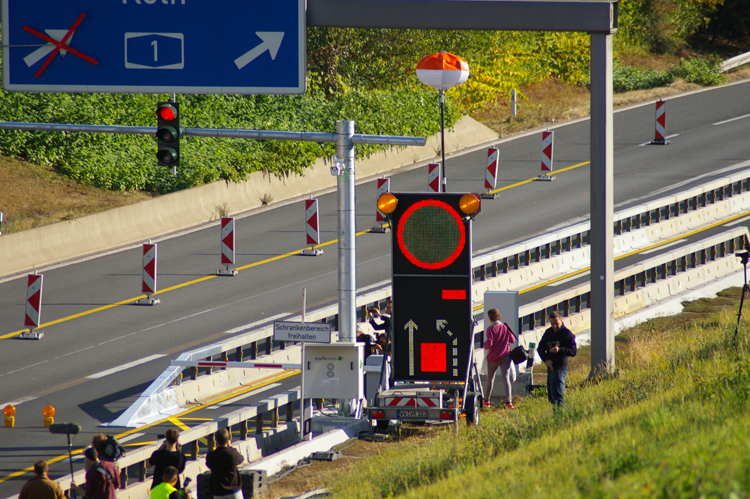 Autobahnbrcke A1 Rhein Kln Leverkusen Lkw-Schrankenanlage 35