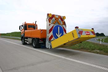 Autobahnmeisterei Anpralldämpfer Sicherungsfahrzeuge Absperrtafel 16