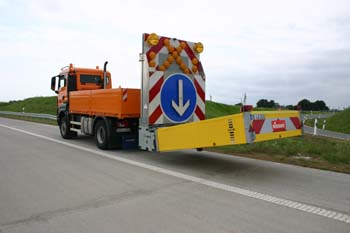 Autobahnmeisterei Anpralldämpfer Sicherungsfahrzeuge Absperrtafel 17