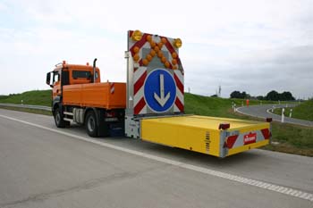 Autobahnmeisterei Anpralldämpfer Sicherungsfahrzeuge Absperrtafel 18