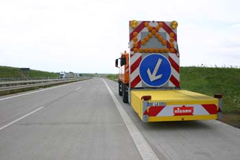 Autobahnmeisterei Anpralldämpfer Sicherungsfahrzeuge Absperrtafel 22