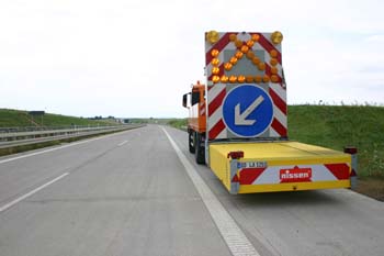 Autobahnmeisterei Anpralldämpfer Sicherungsfahrzeuge Absperrtafel 25