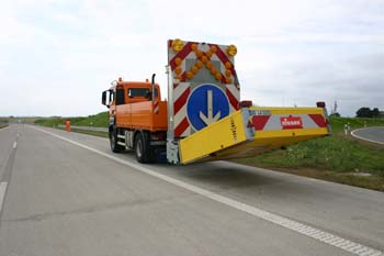 Autobahnmeisterei Anpralldämpfer Sicherungsfahrzeuge Absperrtafel 28