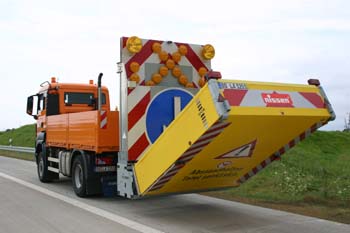 Autobahnmeisterei Anpralldämpfer Sicherungsfahrzeuge Absperrtafel 30