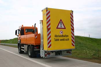 Autobahnmeisterei Anpralldämpfer Sicherungsfahrzeuge Absperrtafel 33