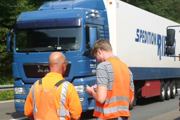 Autobahnmeisterei Arbeiten am Mittelstreifen 81