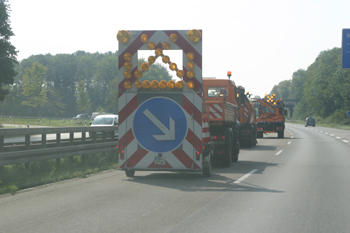 Autobahnmeisterei Arbeiten am Mittelstreifen Warntafel 04