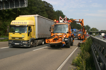 Autobahnmeisterei Mäharbeiten im Mittelstreifen 20