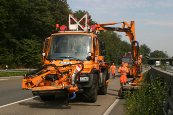 Autobahnmeisterei Mäharbeiten im Mittelstreifen 25