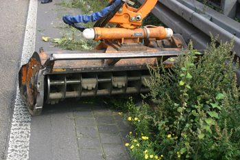 Autobahnmeisterei Mäharbeiten im Mittelstreifen 32