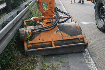 Autobahnmeisterei Mäharbeiten im Mittelstreifen 34