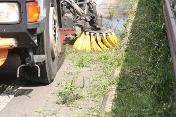 Autobahnmeisterei Mäharbeiten im Mittelstreifen 56