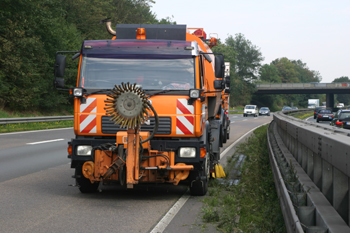 Autobahnmeisterei Reinigungsarbeiten am Mittelstreifen 141