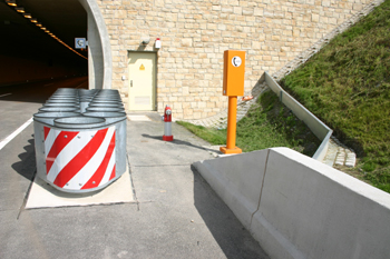 Autobahntunnel A 44 Schulbergtunnel Anpralldämpfer Notrufsäule 24