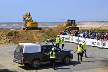 Baggerquerung Absetzer Riese auf Reisen Braunkohle Tagebau Garzweiler II Jüchen Neue Autobahn A44n 59