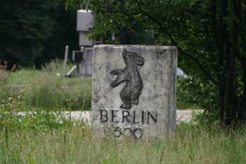 Berliner Bär Autobahn Kilometerstein Meilenstein 68