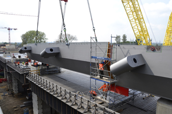 Brckenmontage A1 Leverkusen Rheinbrckenbau Hubtraverse Raupen