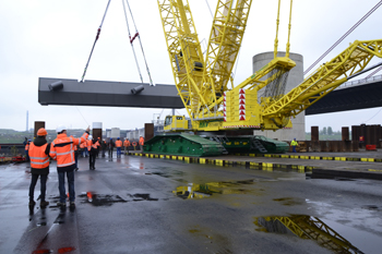 Brckenmontage A1 Leverkusen Rheinbrckenbau Hubtraverse Raupenkran Liebherr Brckenstahl 44